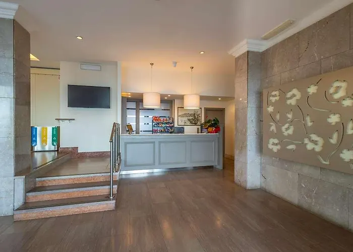 Palace * 迪亚诺马里纳