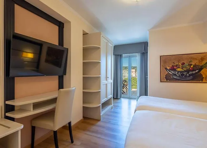 Palace 迪亚诺马里纳